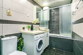 Luxury Apartment with Flame Tower View