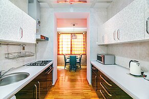 Luxury Apartment with Flame Tower View