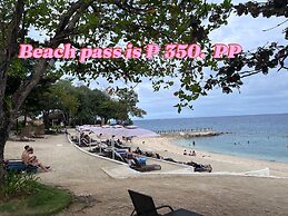 Condo Resort 1 Br by Rosenda B.