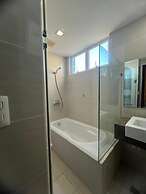 Condo Resort 1 Br by Rosenda B.