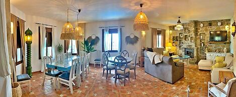 Sayalonga Villa Retreat With 7 Bedrooms