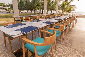 Uppuveli Beach by DSK