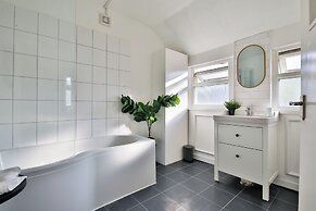 Beautifully Designed 2 Bed Apartment