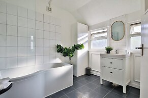 Beautifully Designed 2 Bed Apartment
