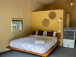 Hotel Tharu Garden