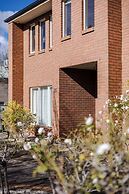 StayAU Family Home in Caroline Springs