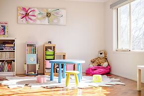 StayAU Family Home in Caroline Springs