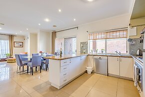 StayAU Family Home in Caroline Springs