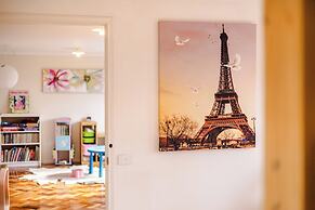 StayAU Family Home in Caroline Springs