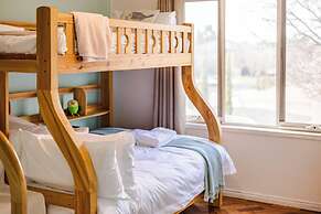 StayAU Family Home in Caroline Springs