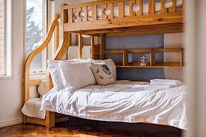 StayAU Family Home in Caroline Springs