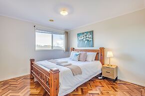StayAU Family Home in Caroline Springs