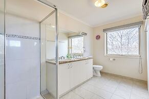 StayAU Family Home in Caroline Springs