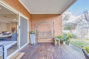 StayAU Family Home in Caroline Springs