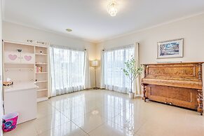 StayAU Family Home in Caroline Springs