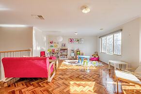 StayAU Family Home in Caroline Springs