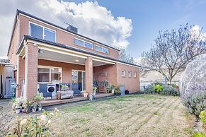 StayAU Family Home in Caroline Springs
