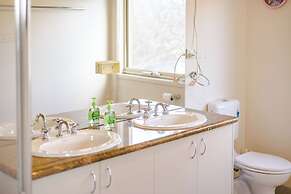 StayAU Family Home in Caroline Springs