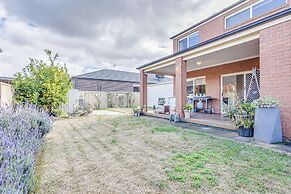 StayAU Family Home in Caroline Springs
