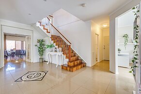 StayAU Family Home in Caroline Springs