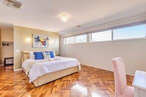 StayAU Family Home in Caroline Springs