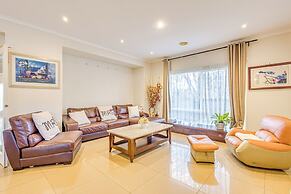 StayAU Family Home in Caroline Springs