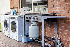StayAU Family Home in Caroline Springs