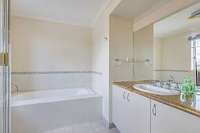 StayAU Family Home in Caroline Springs