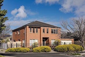 StayAU Family Home in Caroline Springs