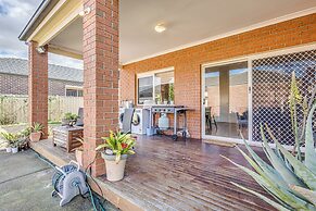 StayAU Family Home in Caroline Springs