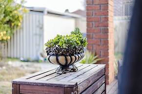 StayAU Family Home in Caroline Springs