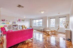 StayAU Family Home in Caroline Springs