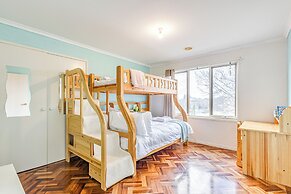 StayAU Family Home in Caroline Springs