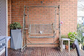 StayAU Family Home in Caroline Springs