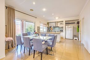 StayAU Family Home in Caroline Springs