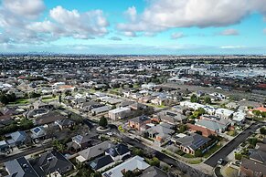 StayAU Family Home in Caroline Springs