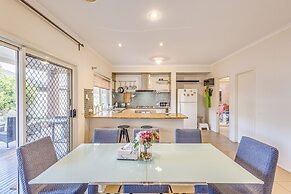 StayAU Family Home in Caroline Springs