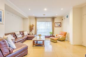 StayAU Family Home in Caroline Springs