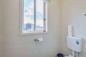 StayAU Family Home in Caroline Springs