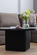 Modern Apartment by Renters