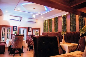 Vic & J Lounge and Hotel