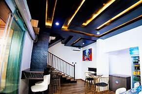 Vic & J Lounge and Hotel