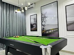 Vic & J Lounge and Hotel