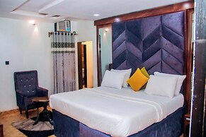 Vic & J Lounge and Hotel