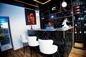 Vic & J Lounge and Hotel