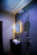 Vic & J Lounge and Hotel