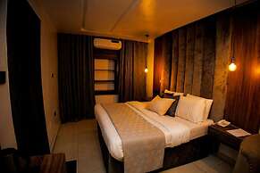 Vic & J Lounge and Hotel