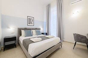 Into Mann in Naples With 5 Bedrooms and 5 Bathrooms