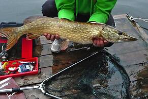 Bungalow am See mit Ruderboot in Klein Labenz