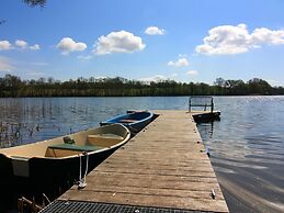 Bungalow am See mit Ruderboot in Klein Labenz